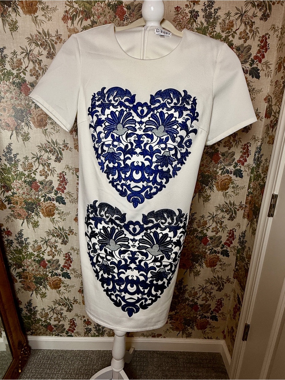 White with Blue Heart Embroidered Shift Dress Women’s Small Short Sleeve
